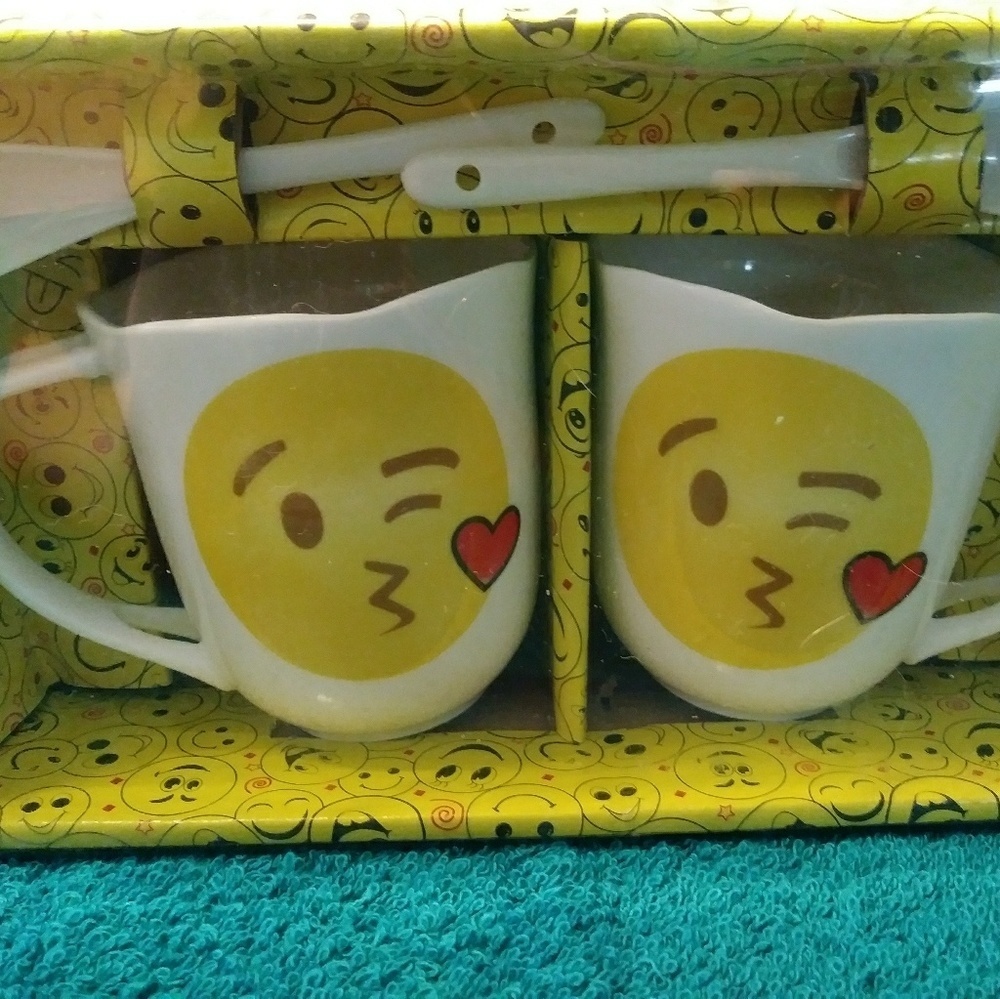 [NEW] Two Kissing Emoji Cups with 2 Spoon - Picture 8 of 8